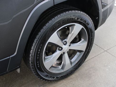 Used 2019 Jeep Cherokee Limited w/ Luxury Group image 38