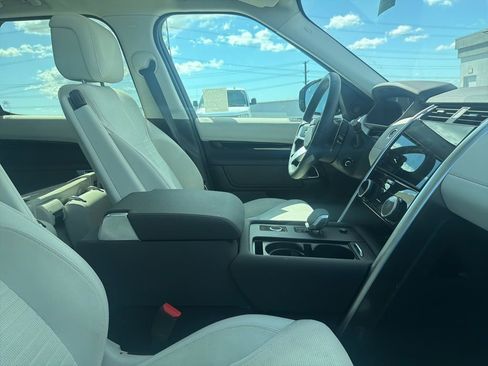 Used 2024 Land Rover Discovery S image 4