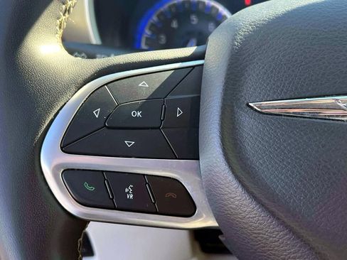 Used 2023 Chrysler Pacifica Touring-L image 21