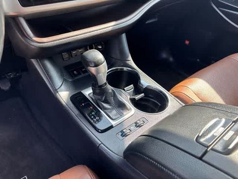 Used 2019 Toyota Highlander Limited Platinum AWD/4WD image 16