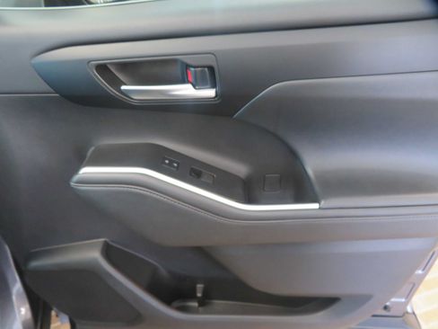 Used 2020 Toyota Highlander XLE FWD image 29