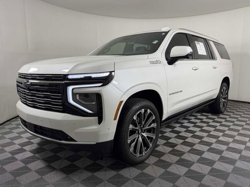Used 2025 Chevrolet Suburban High Country AWD/4WD image 3