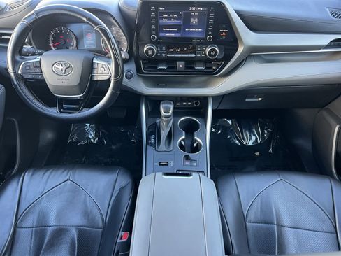 Used 2021 Toyota Highlander LE image 3