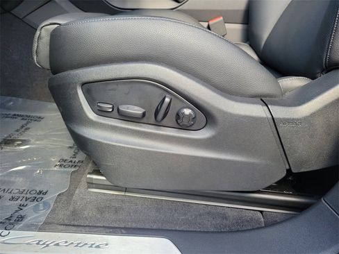 Used 2025 Porsche Cayenne image 28