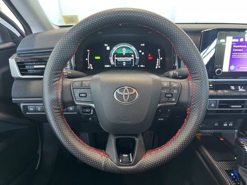 Used 2025 Toyota Camry LE FWD image 5