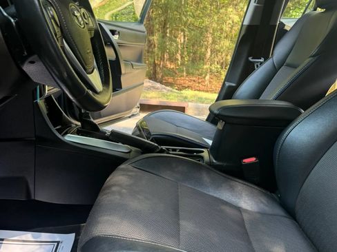 Used 2017 Toyota Corolla SE w/ Carpet Mat Package (TMS) FWD image 10