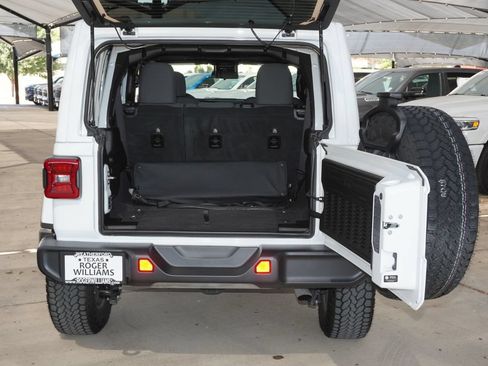Used 2025 Jeep Wrangler Unlimited Sahara AWD/4WD image 28