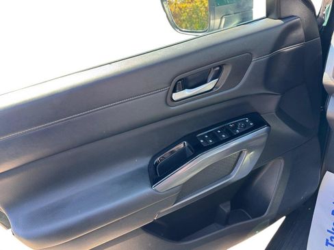 Used 2025 Nissan Pathfinder SL AWD/4WD image 17