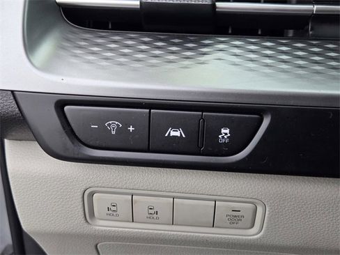 Used 2023 Kia Carnival LX image 19