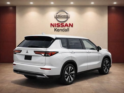 Used 2025 Mitsubishi Outlander AWD image 4
