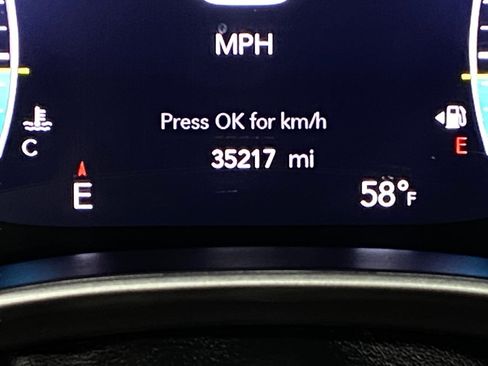 Used 2024 Chrysler Pacifica Touring-L image 18