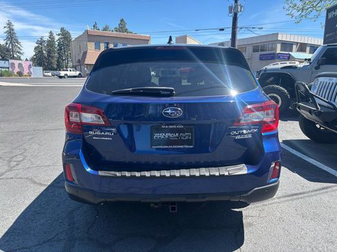 Used 2017 Subaru Outback 2.5i Touring AWD/4WD image 4