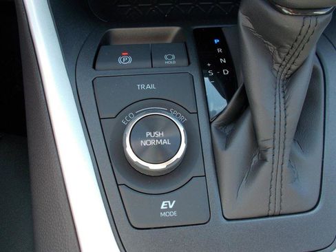 Certified 2025 Toyota RAV4 LE image 22