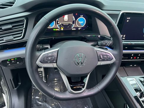 Used 2024 Volkswagen Atlas Peak Edition SE image 13