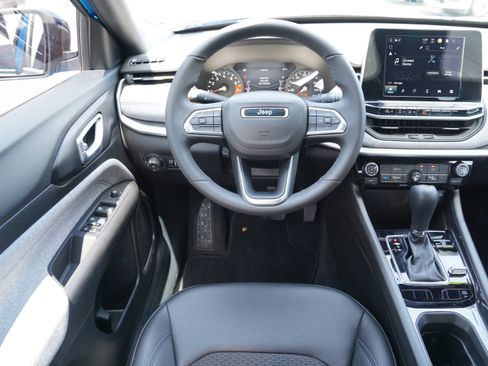 Used 2025 Jeep Compass Latitude AWD/4WD image 16