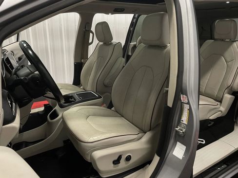Used 2020 Chrysler Pacifica Limited FWD image 36