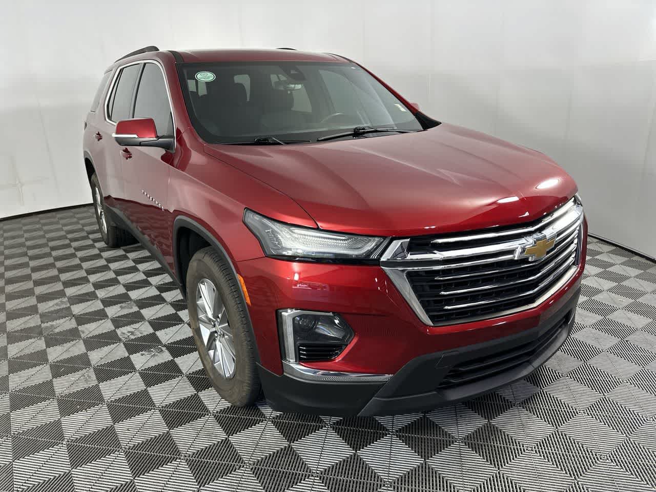 Used 2023 Chevrolet Traverse LT FWD image 2