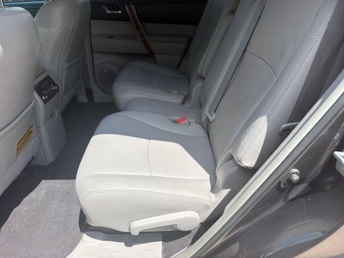 Used 2011 Toyota Highlander Limited w/ Tow Pkg FWD image 15