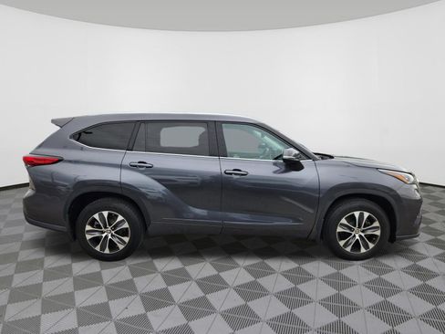 Used 2020 Toyota Highlander XLE AWD/4WD image 6