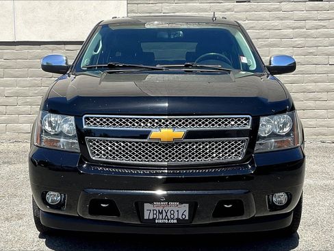Used 2014 Chevrolet Suburban LTZ image 2