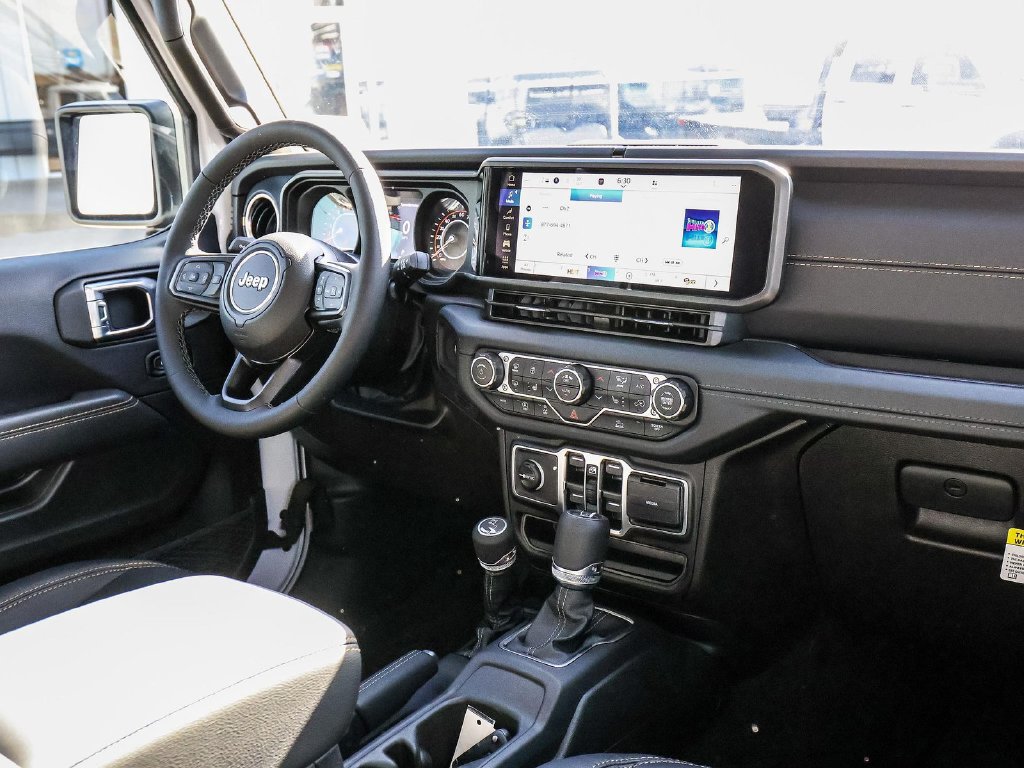 Used 2025 Jeep Gladiator Mojave AWD/4WD image 19