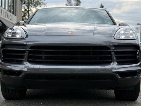 Used 2023 Porsche Cayenne w/ Premium Package image 3