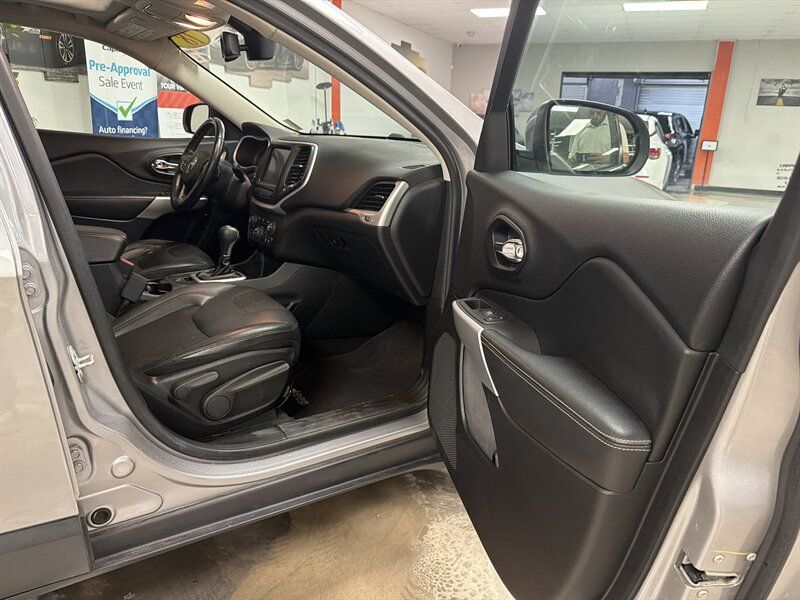 Used 2018 Jeep Cherokee Latitude Plus w/ Comfort/Convenience Group FWD image 46