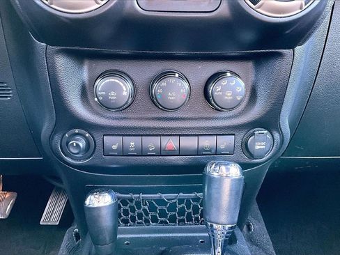 Used 2017 Jeep Wrangler Unlimited Sahara image 13