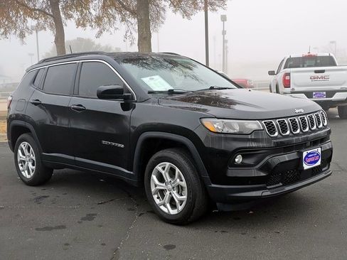 Used 2024 Jeep Compass Latitude image 9