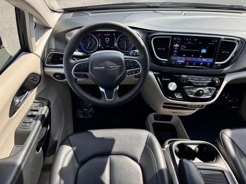 Used 2024 Chrysler Pacifica Touring-L FWD image 19
