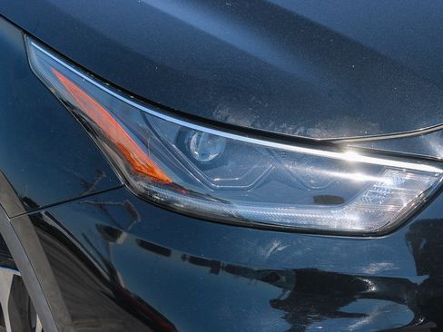 Used 2021 Toyota Highlander XLE FWD image 2