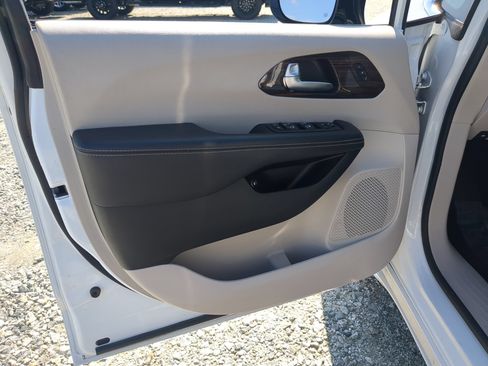 Used 2023 Chrysler Pacifica Limited FWD image 14