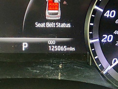 Used 2020 Toyota Highlander XLE AWD/4WD image 17