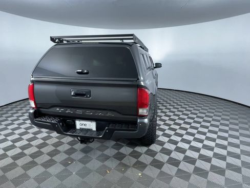 Used 2017 Toyota Tacoma TRD Off-Road AWD/4WD image 8