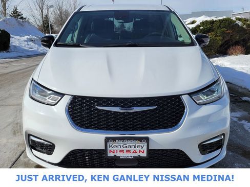 Used 2024 Chrysler Pacifica Select image 8