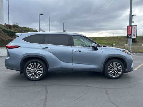 Certified 2022 Toyota Highlander Platinum image 7