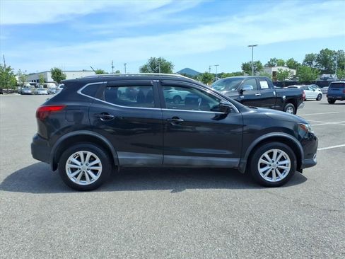Used 2018 Nissan Rogue Sport SV w/ SV Technology Package FWD image 3