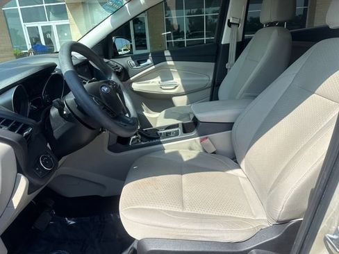 Used 2017 Ford Escape SE w/ Equipment Group 201A FWD image 8
