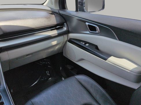 Certified 2024 Kia Carnival LX FWD image 17