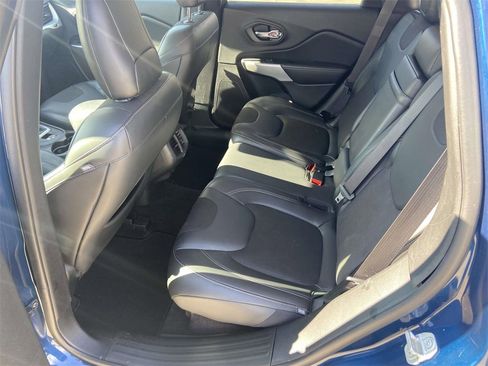 Used 2018 Jeep Cherokee Latitude Plus w/ Comfort/Convenience Group image 17