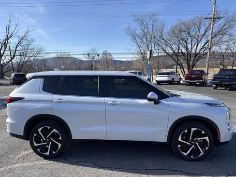Used 2024 Mitsubishi Outlander SE image 28