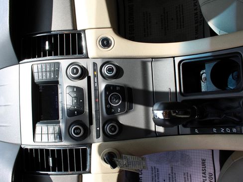 Used 2016 Ford Taurus SE image 22