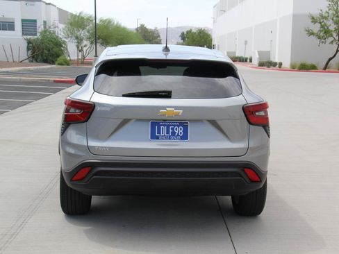 Used 2024 Chevrolet Trax LS w/ LS Convenience Package FWD image 6