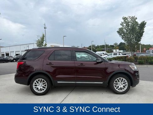 Used 2018 Ford Explorer XLT w/ Equipment Group 202A FWD image 11