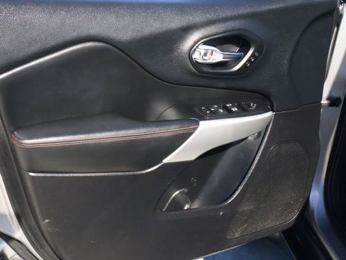 Used 2017 Jeep Cherokee Trailhawk AWD/4WD image 16