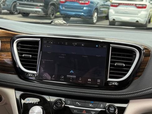 Used 2023 Chrysler Pacifica Limited FWD image 3