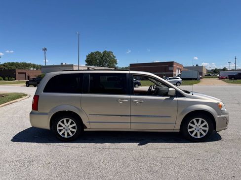Used 2012 Chrysler Town & Country Touring w/ Entertainment Group #1 FWD image 5