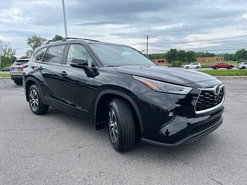 Used 2024 Toyota Highlander XLE AWD/4WD image 8