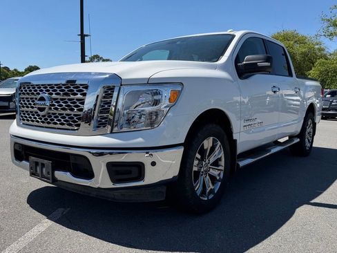 Used 2018 Nissan Titan SV w/ SV Convenience Package RWD image 3