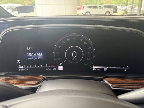 Certified 2022 Cadillac Escalade Premium Luxury AWD/4WD image 11